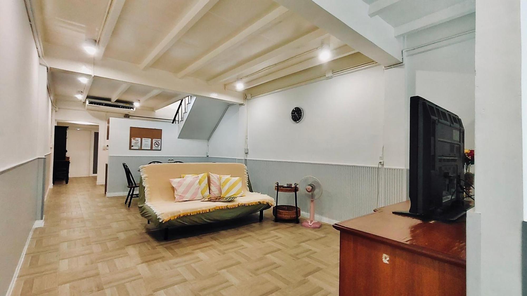Whole 3-storey House Right In The Local Community. Apartemen Bangkok