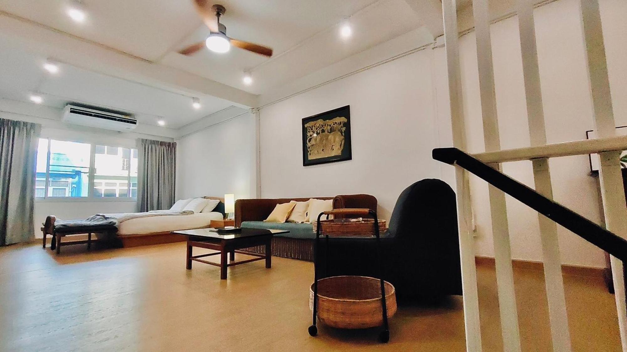 Apartemen Whole 3-storey House Right In The Local Community. Bangkok