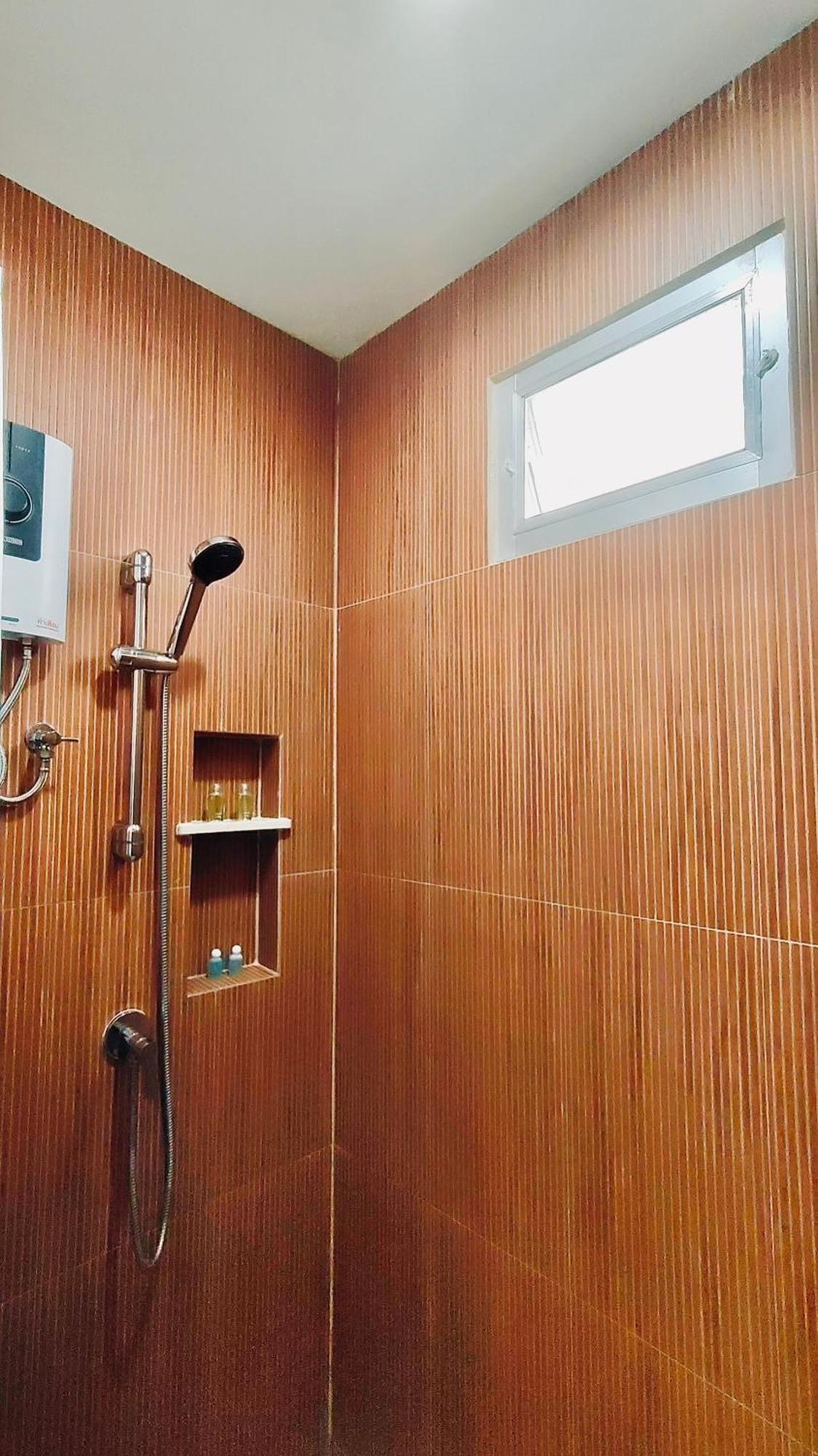 Whole 3-storey House Right In The Local Community. Apartemen