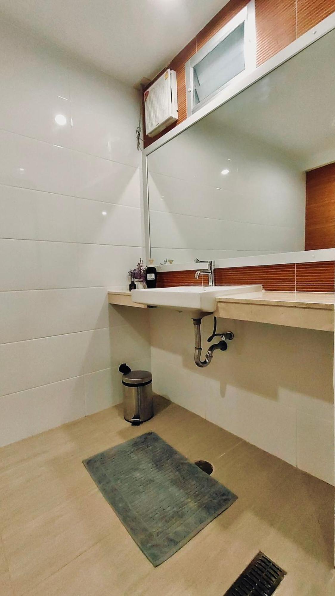 Apartemen Whole 3-storey House Right In The Local Community. Bangkok