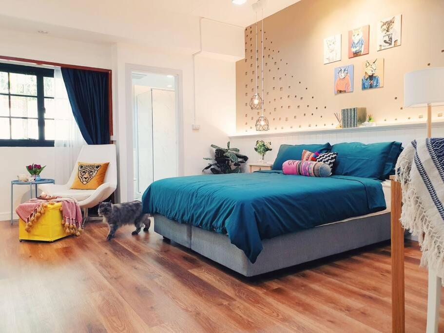 Double Studio, Private Bath & Balcony, Shared Kitchen With Local Family By Pillows & Purrs * Bangkok
