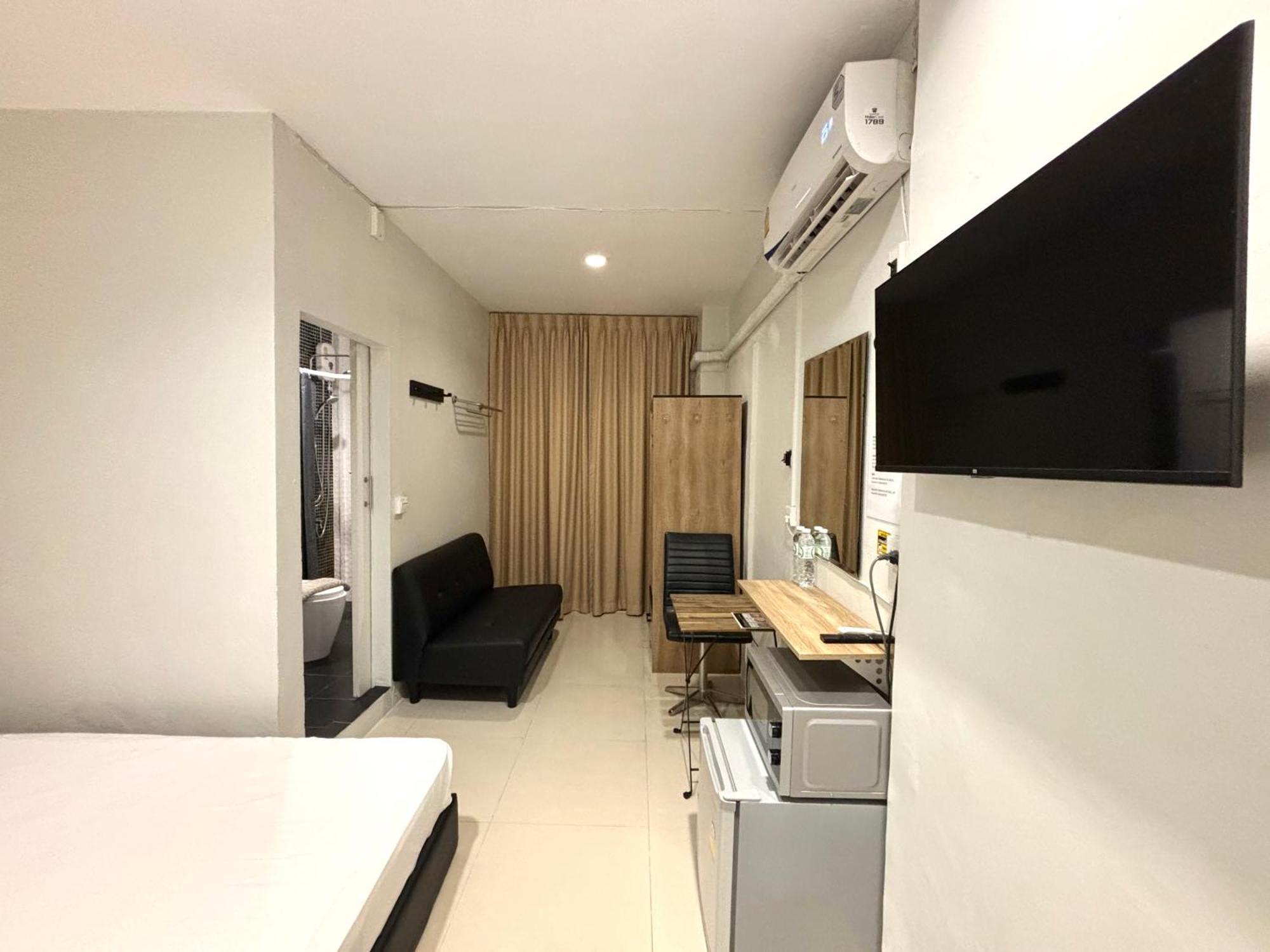 Udomsuk & Cafe - Bts Udomsuk Bangkok