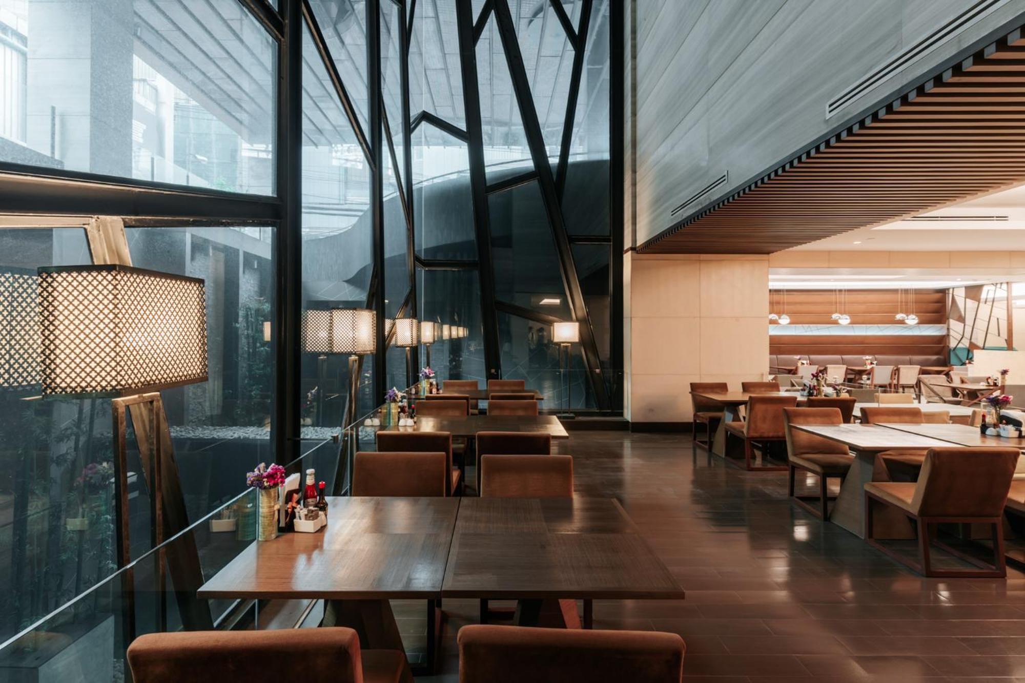 Khách sạn Aetas Lumpini 5*