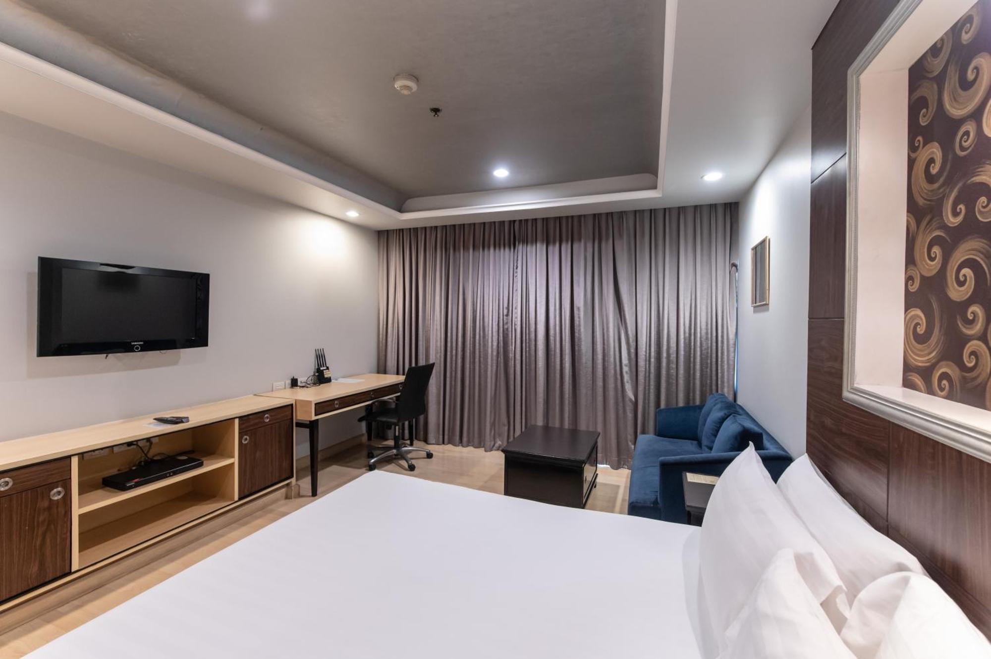 Admiral Premier Hotel 4*
