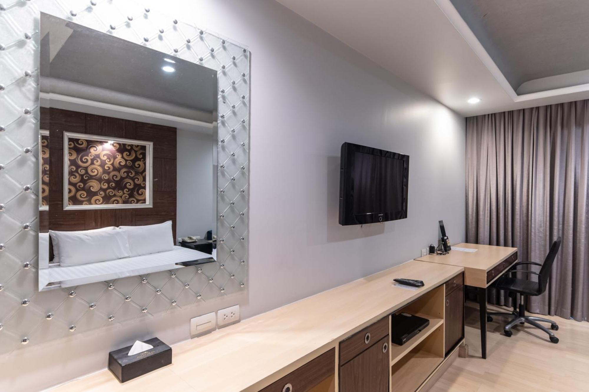 Admiral Premier Hotel 4*