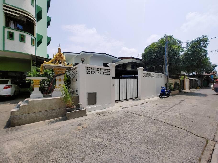 Holiday home 辉煌夜市 4房泳池花园别墅 订4日提供免费接机 Bangkok