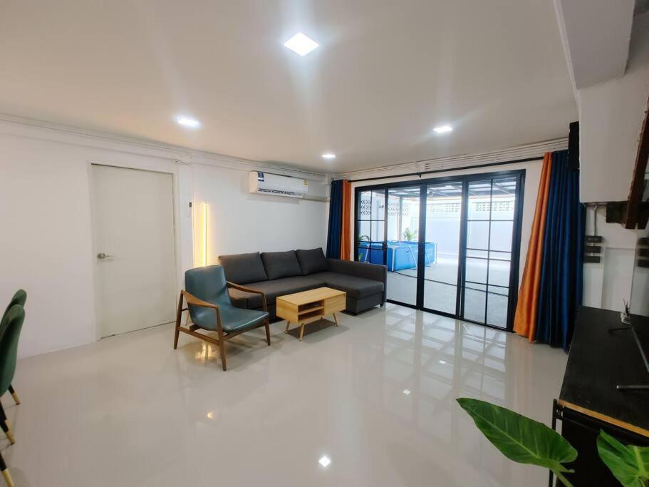 Holiday home 辉煌夜市 4房泳池花园别墅 订4日提供免费接机