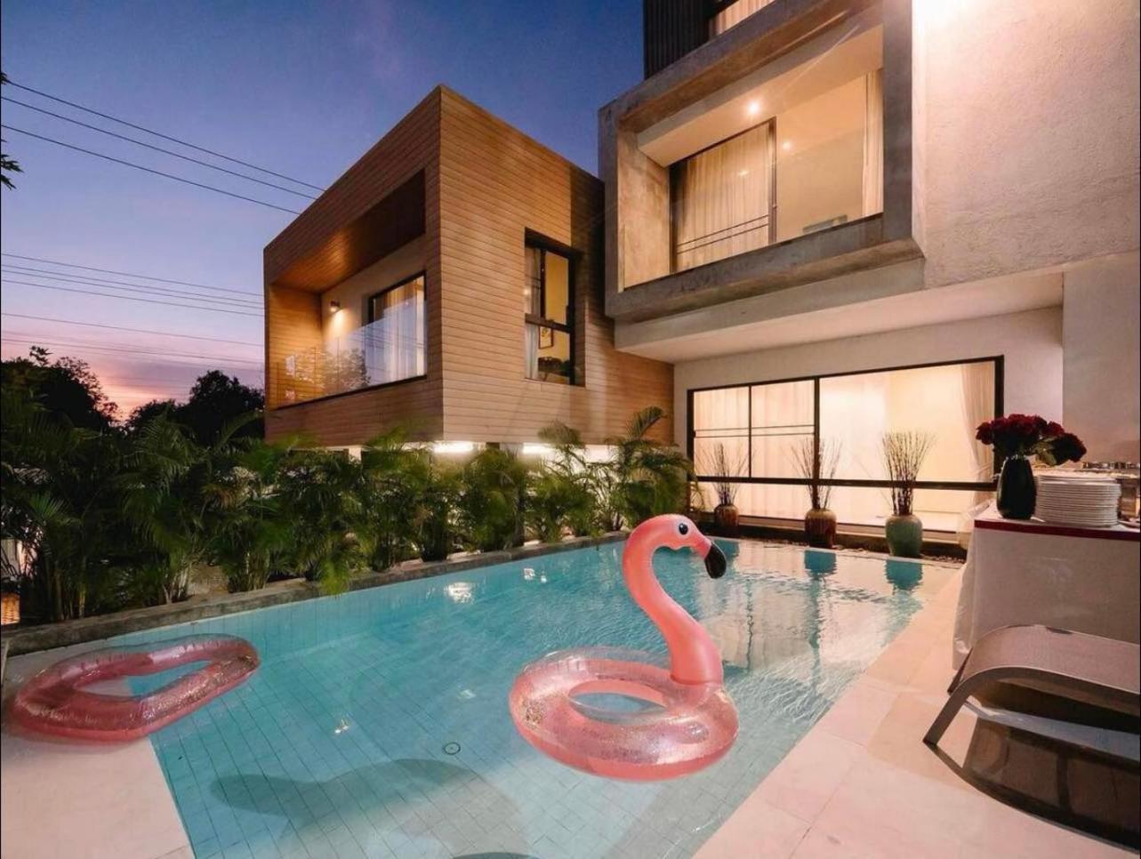 Luxury Pool 107