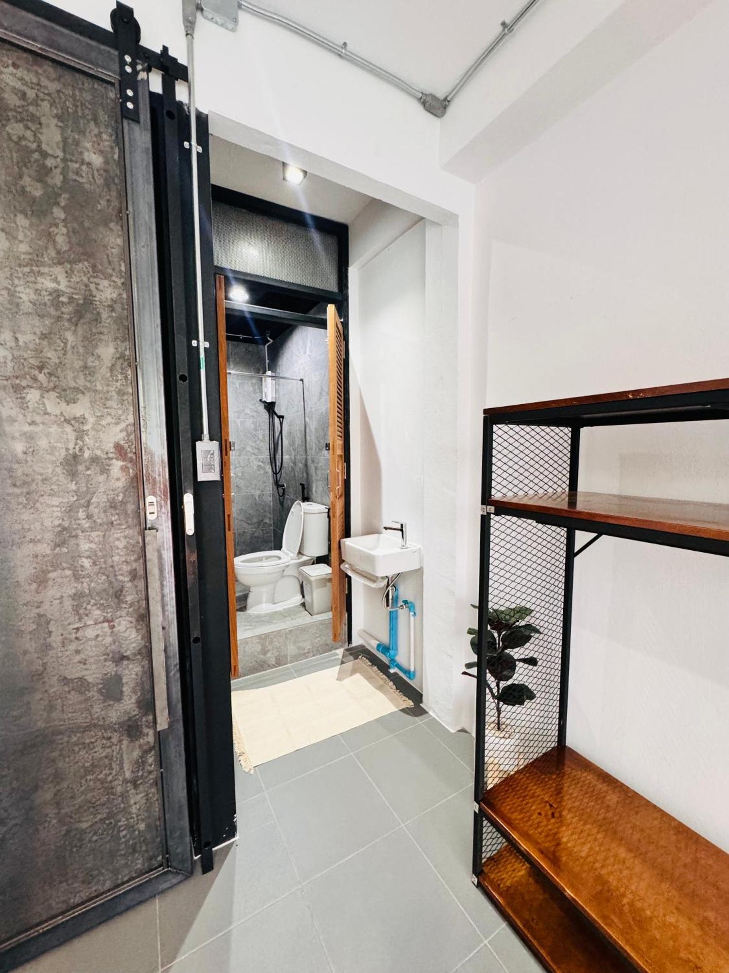 Apartemen Modern Sukhumvit House Near Phrakanong Bts Station Bangkok
