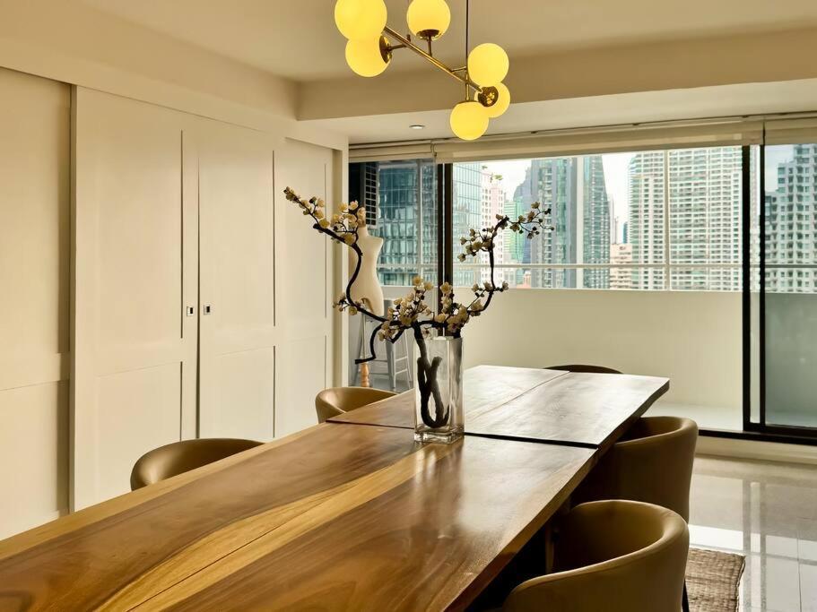 City Skyline Views 2-bed 2-bath, Center Of Silom Apartment Bangkok