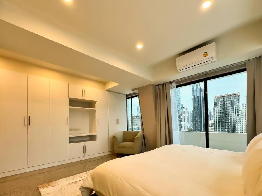 City Skyline Views 2-bed 2-bath, Center Of Silom *