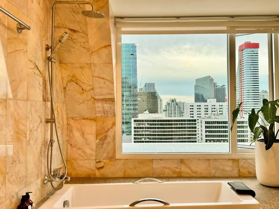 Apartment City Skyline Views 2-bed 2-bath, Center Of Silom