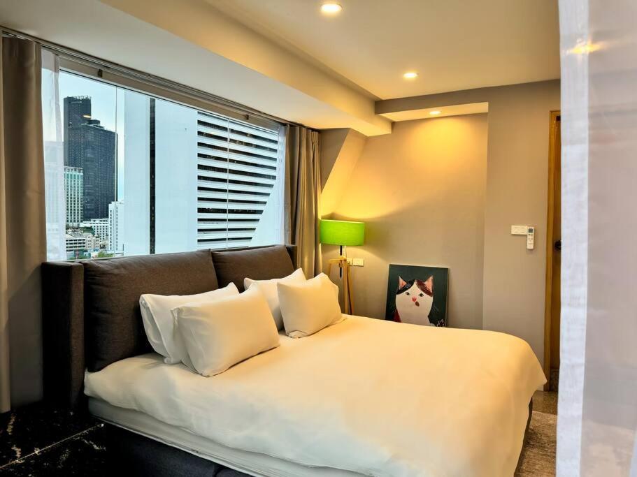 City Skyline Views 2-bed 2-bath, Center Of Silom *