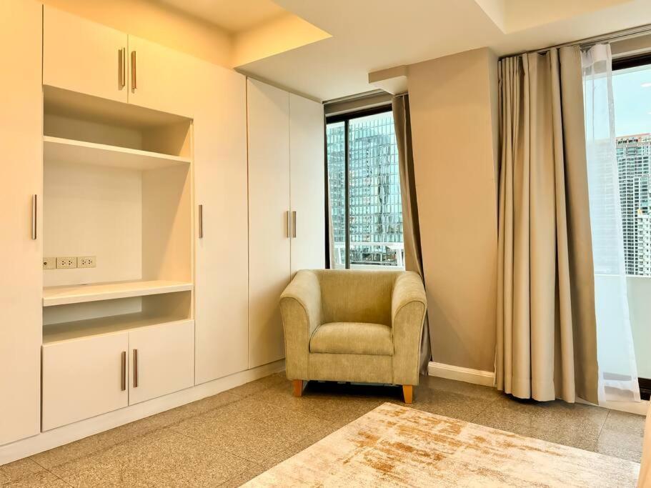 Apartment City Skyline Views 2-bed 2-bath, Center Of Silom