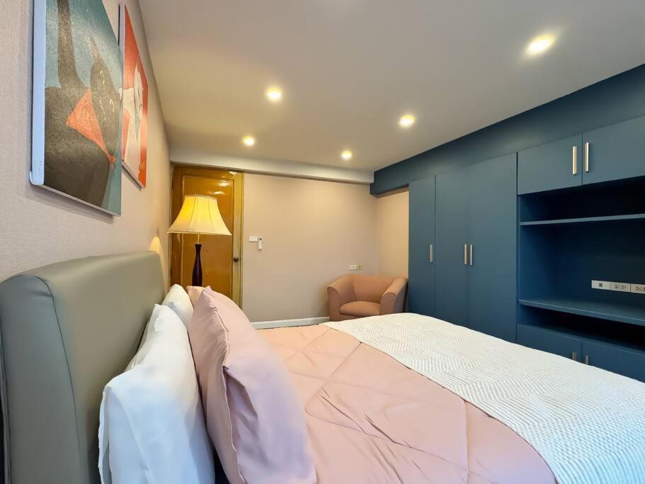 City Skyline Views 2-bed 2-bath, Center Of Silom Apartment