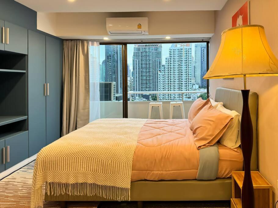 City Skyline Views 2-bed 2-bath, Center Of Silom Apartment Bangkok