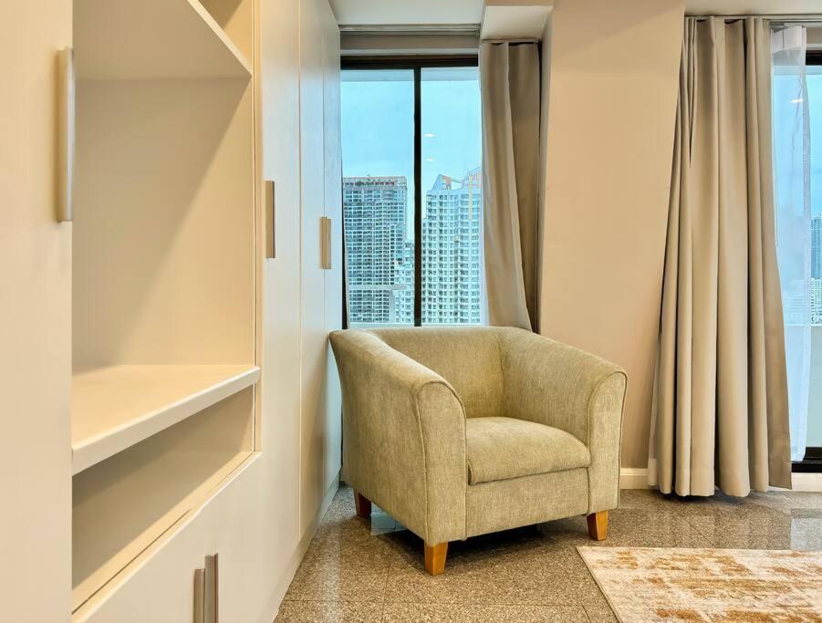 City Skyline Views 2-bed 2-bath, Center Of Silom