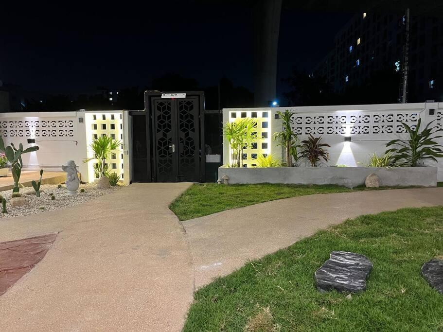 Casa vacanze 独立庭院 花园式的两卧两卫民宿 近mrt 2