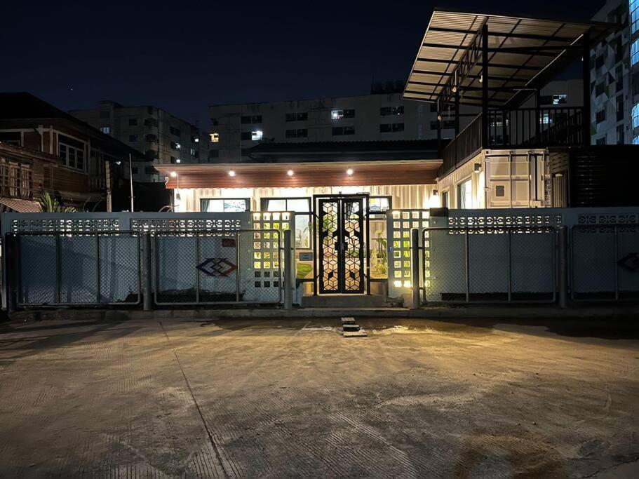 独立庭院 花园式的两卧两卫民宿 近mrt 2 Casa vacanze