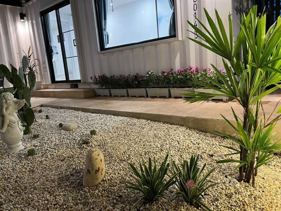 独立庭院 花园式的两卧两卫民宿 近mrt 2 *