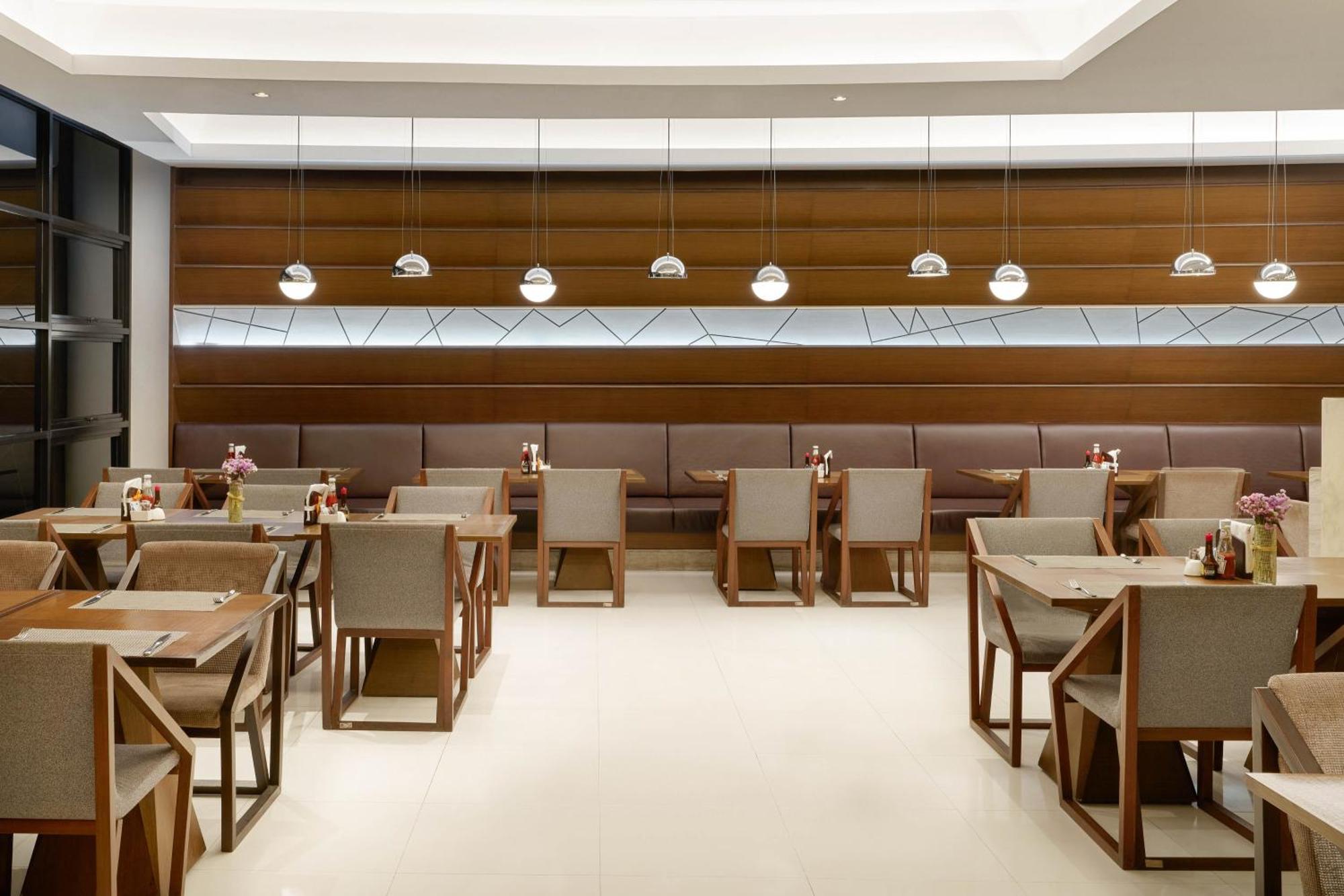 Khách sạn Aetas Lumpini 5*