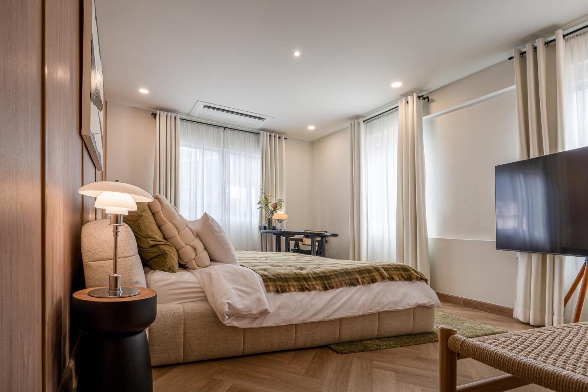 Whole Floor Penthouse, 3 Bedroom 3 Bath, Next To Metro Station Apartment Bangkok