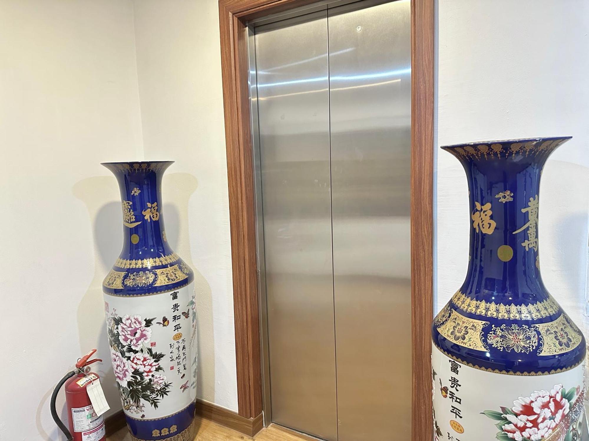 Longzhu Hotel 2*