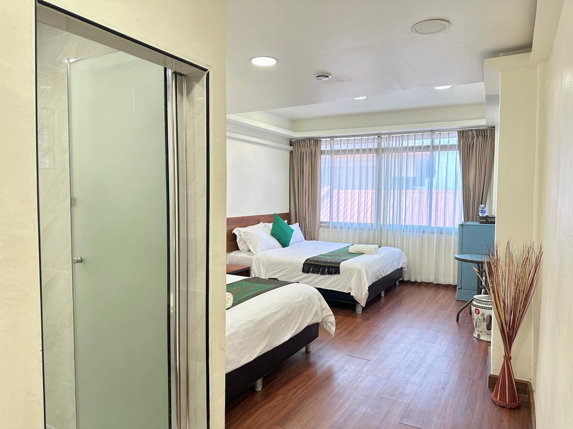 Longzhu Hotel 2*