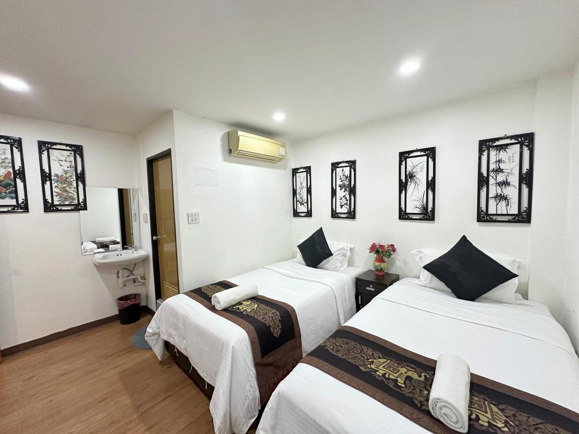 Longzhu Hotel 2*