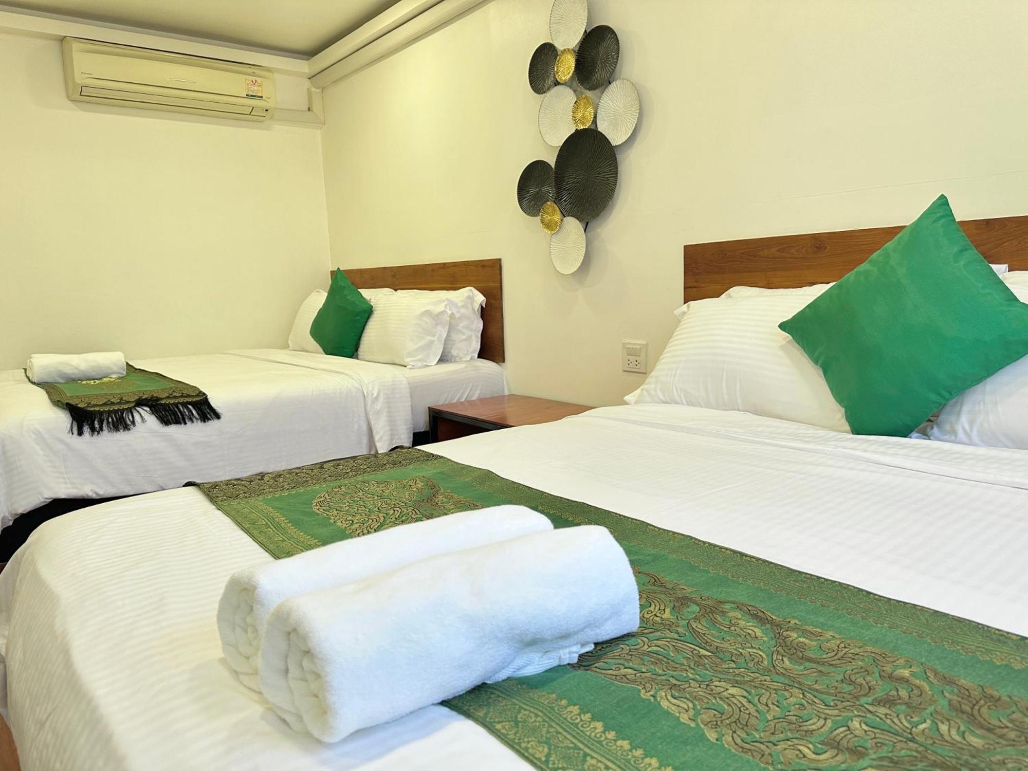 Longzhu Hotel 2*