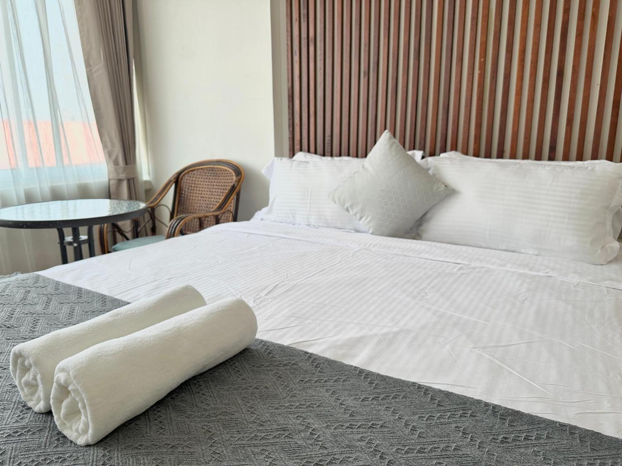 Longzhu Hotel 2*