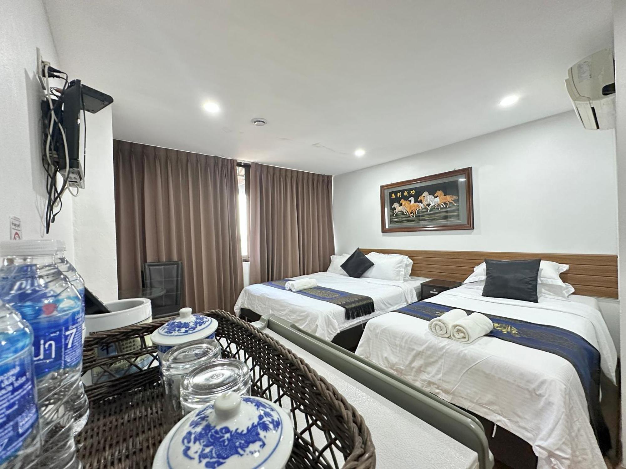 Longzhu Hotel 2*