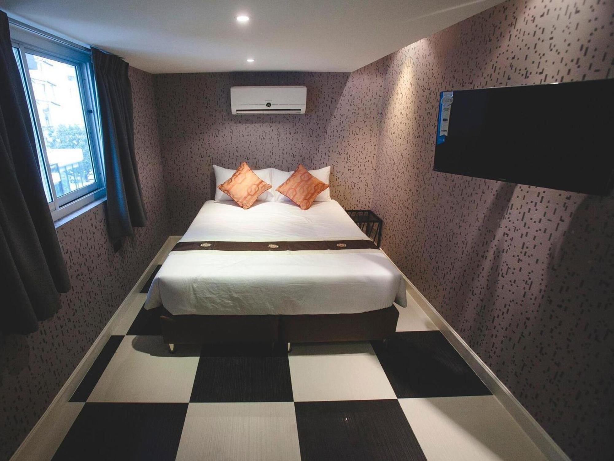 Double Five Hostel *