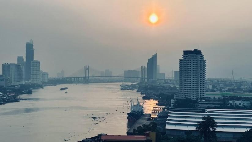 Peaceful One Bedroom By The River Apartment Bangkok