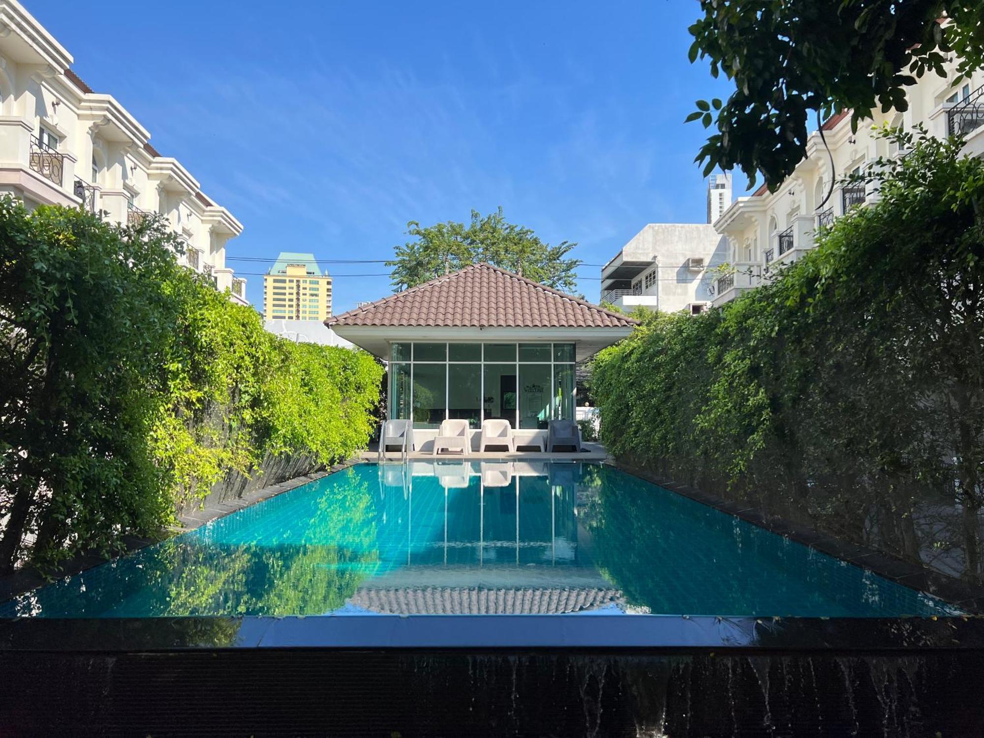 Rumah liburan Entire 3br Townhome In Sukhumvit, Shared Pool, Near Bts&mrt Asok Bangkok