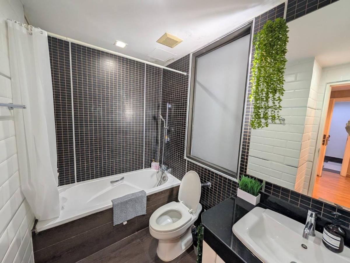 High Floor Great View 2br 2ba 3 Mins To Nana Bts Appartement *