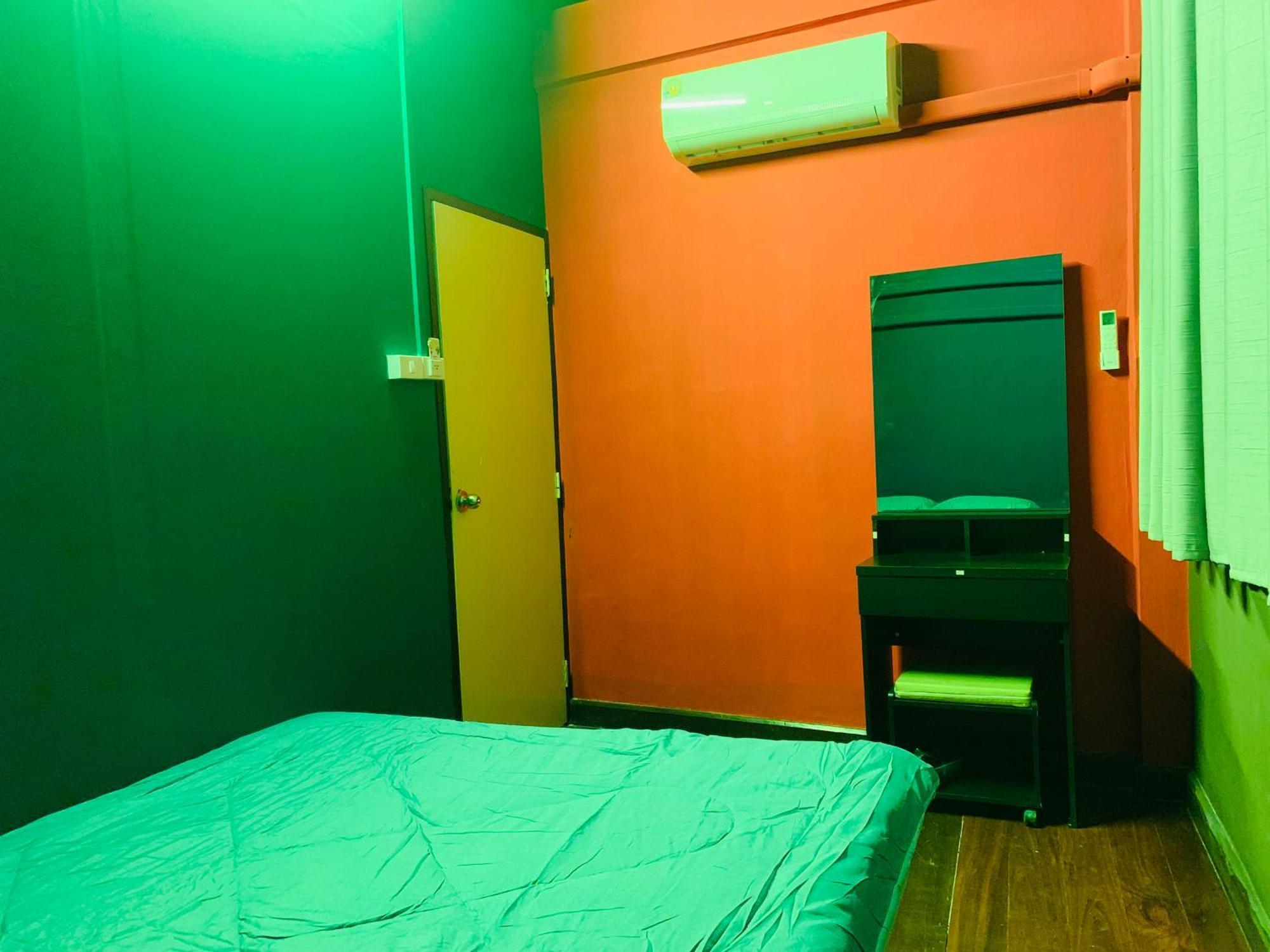 Roxx Social Hostel, Cafe & Bistro Hostal *