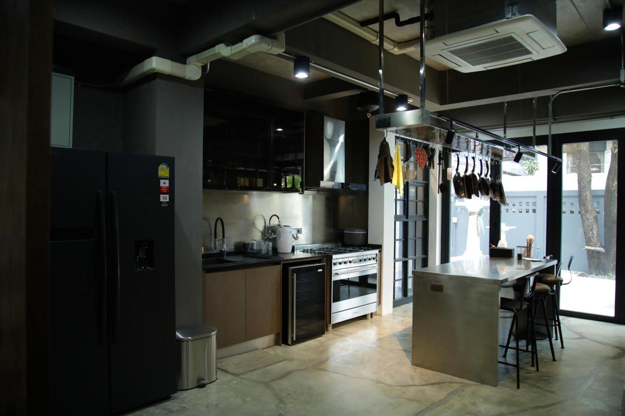 Chic Ekkamai Escape Near Bts, Dining & Nightlife Holiday home *