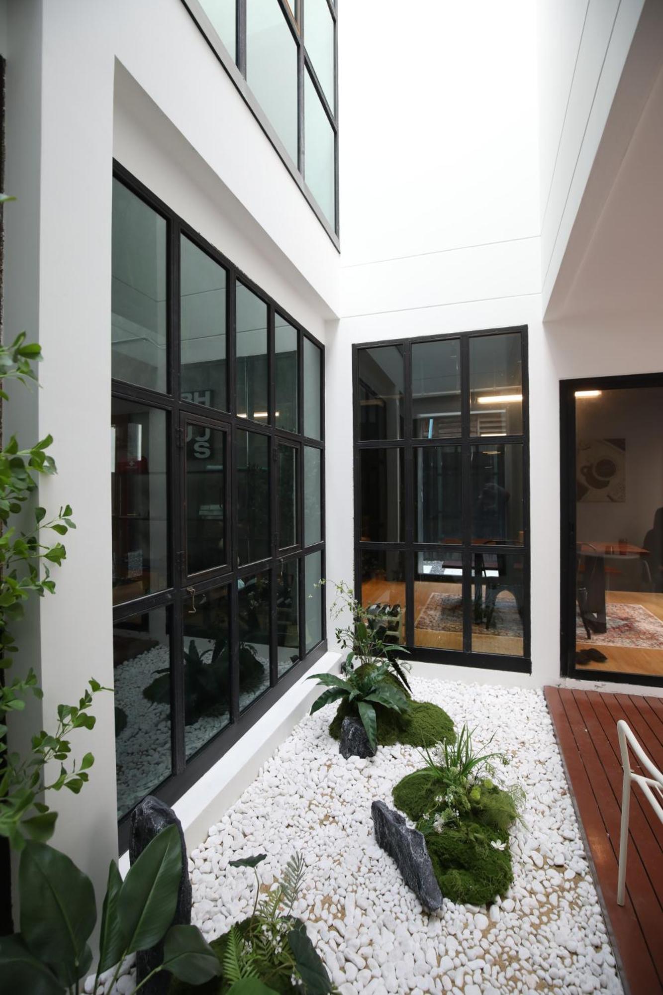 Chic Ekkamai Escape Near Bts, Dining & Nightlife Bangkok