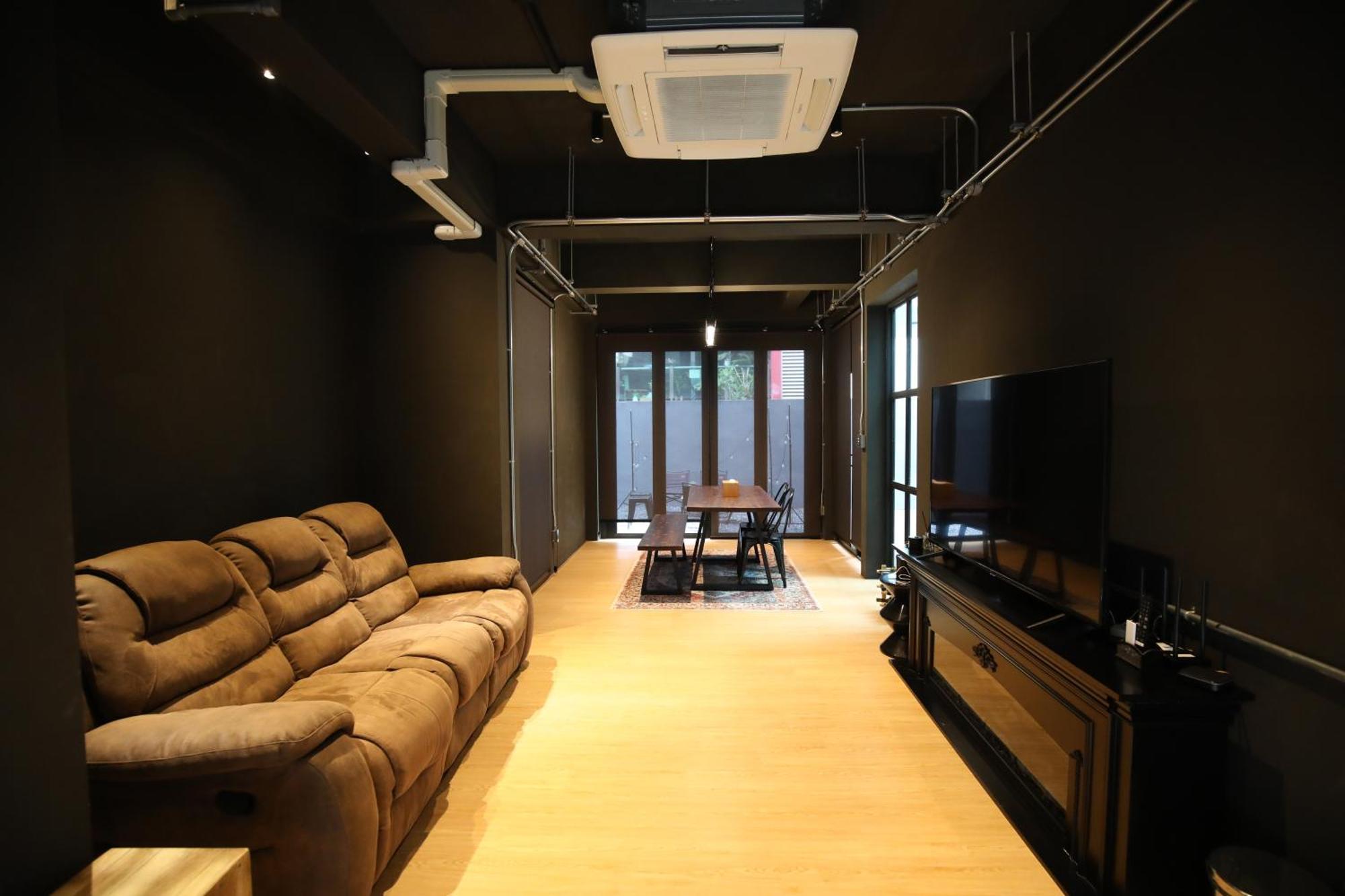 Chic Ekkamai Escape Near Bts, Dining & Nightlife Holiday home