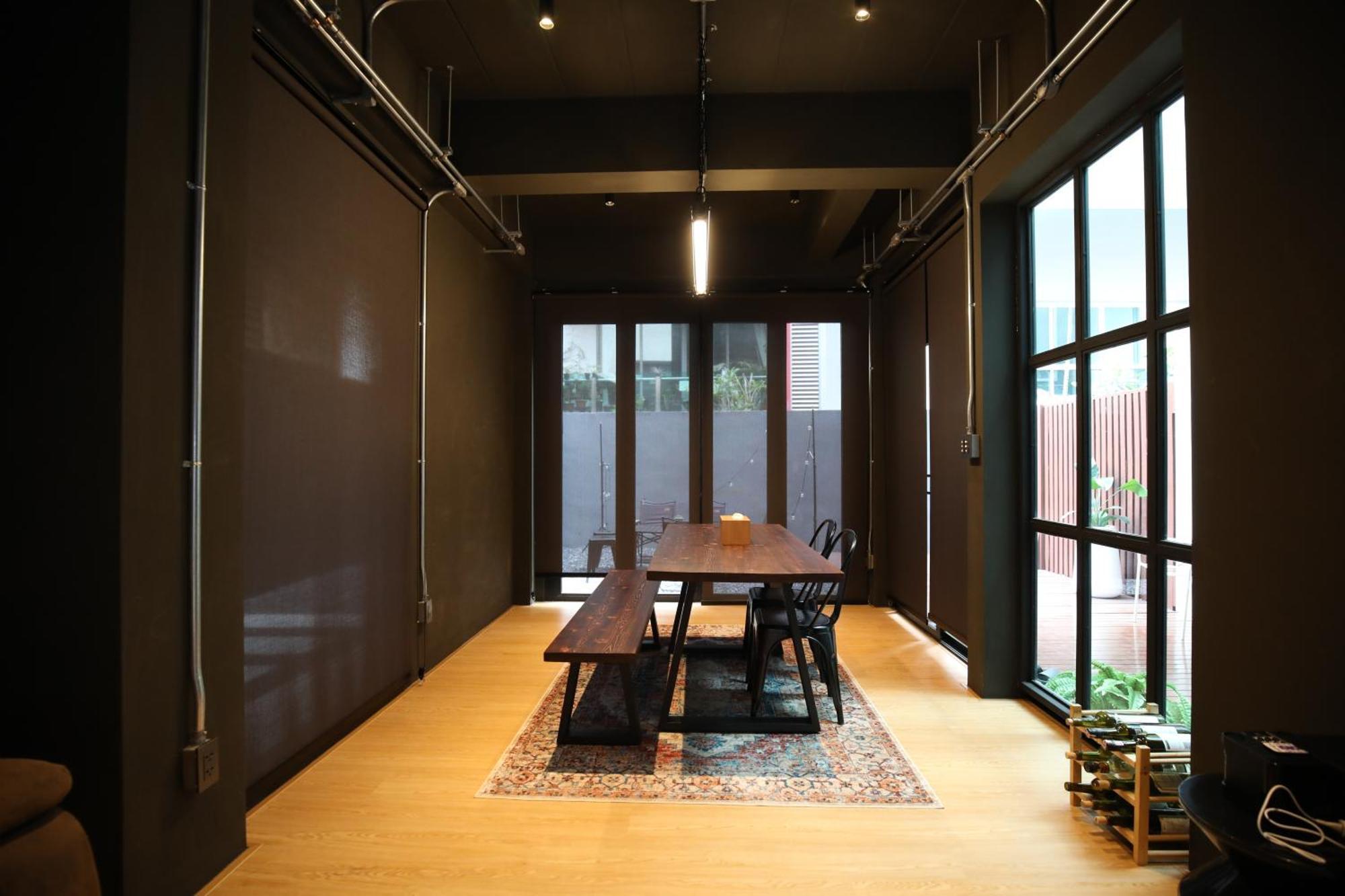 Chic Ekkamai Escape Near Bts, Dining & Nightlife Holiday home
