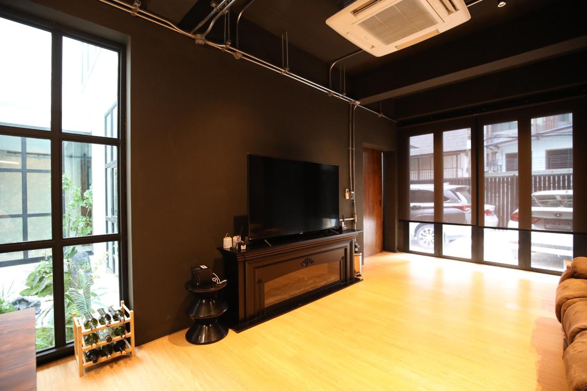 Chic Ekkamai Escape Near Bts, Dining & Nightlife Bangkok