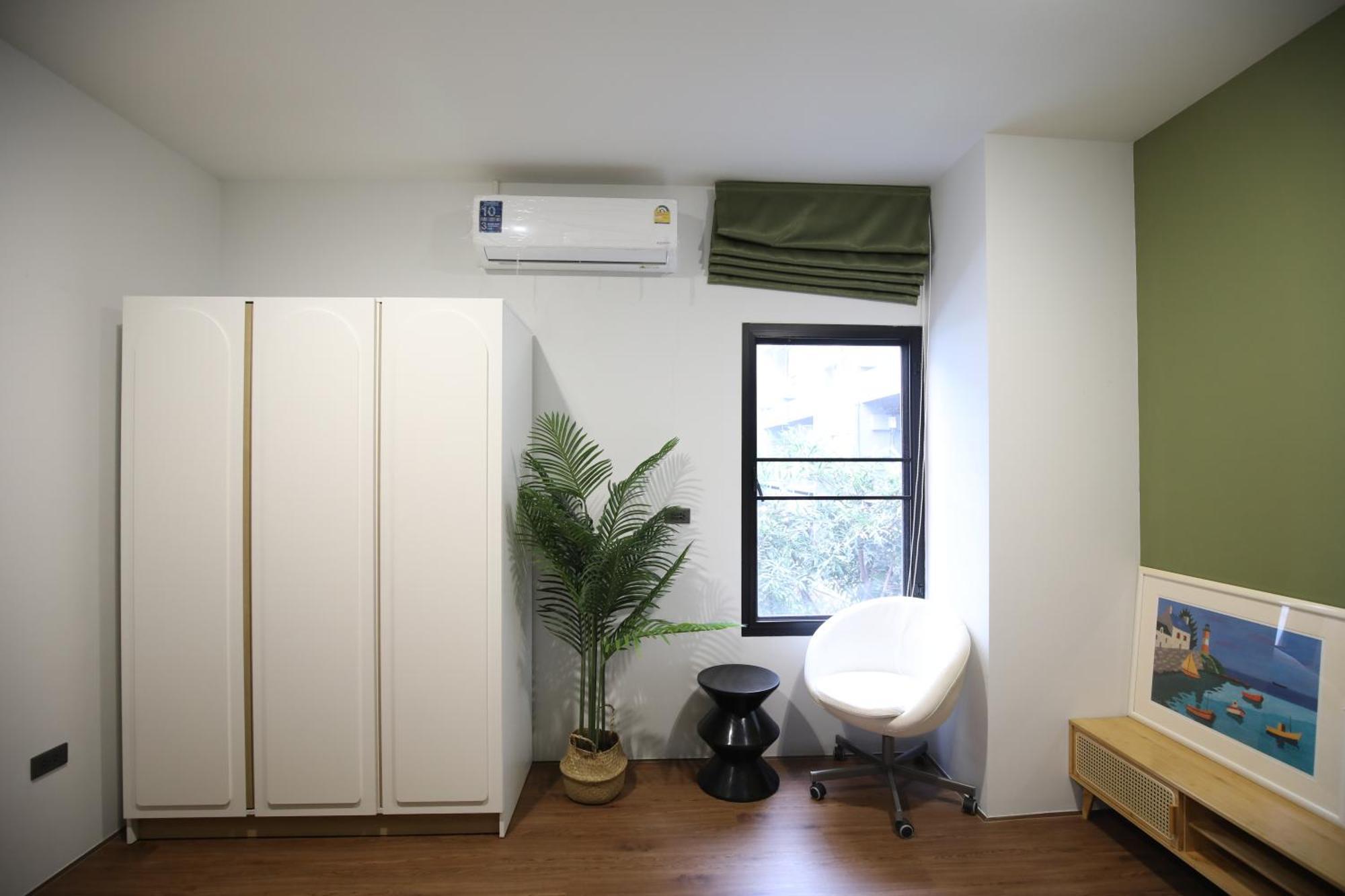 Chic Ekkamai Escape Near Bts, Dining & Nightlife Holiday home Bangkok