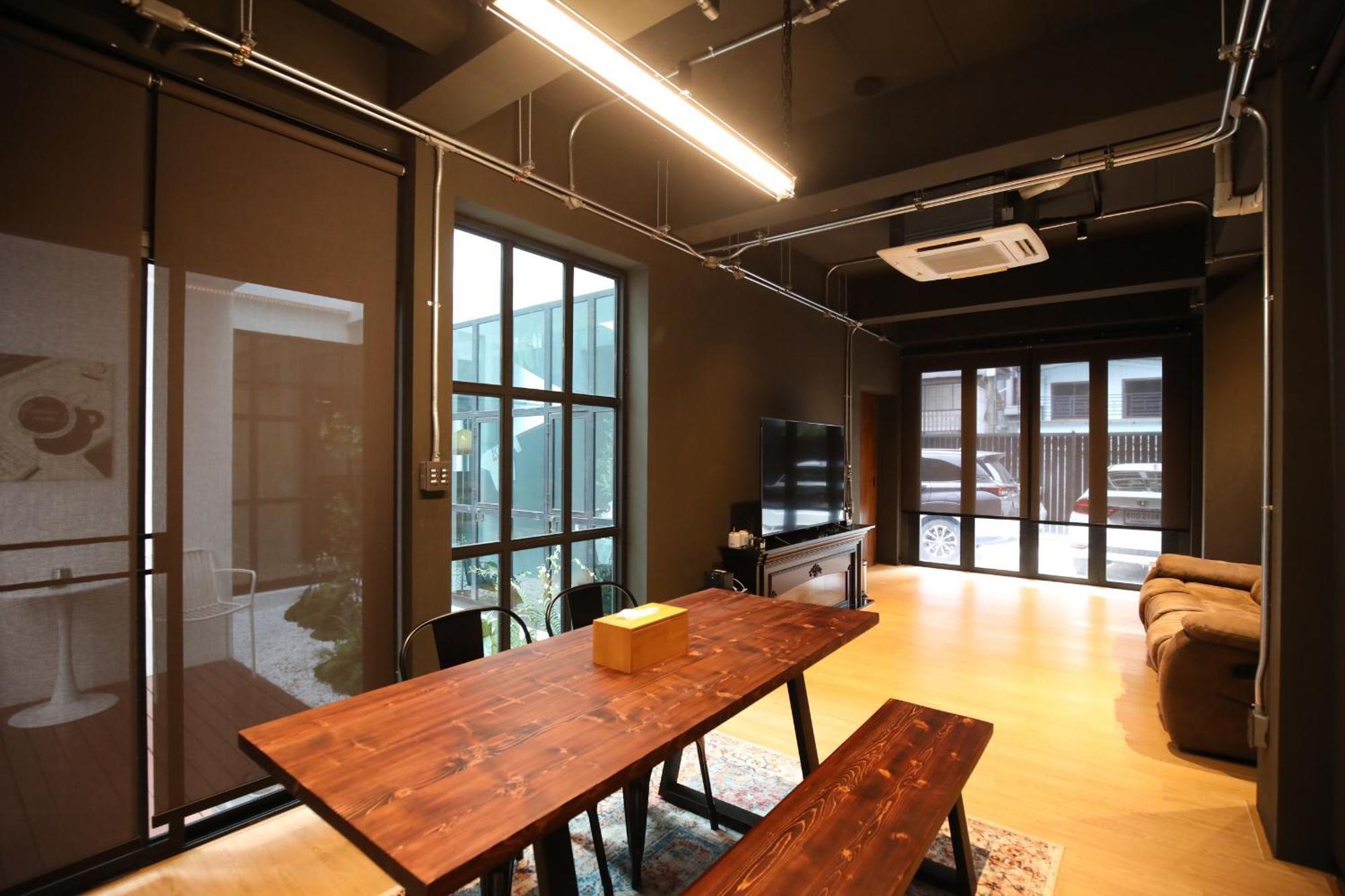 Holiday home Chic Ekkamai Escape Near Bts, Dining & Nightlife