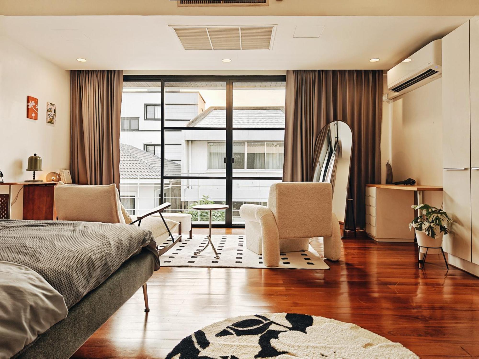 Villaer 4br Modern Art With Free Wi-fi Netflix Vinyl *