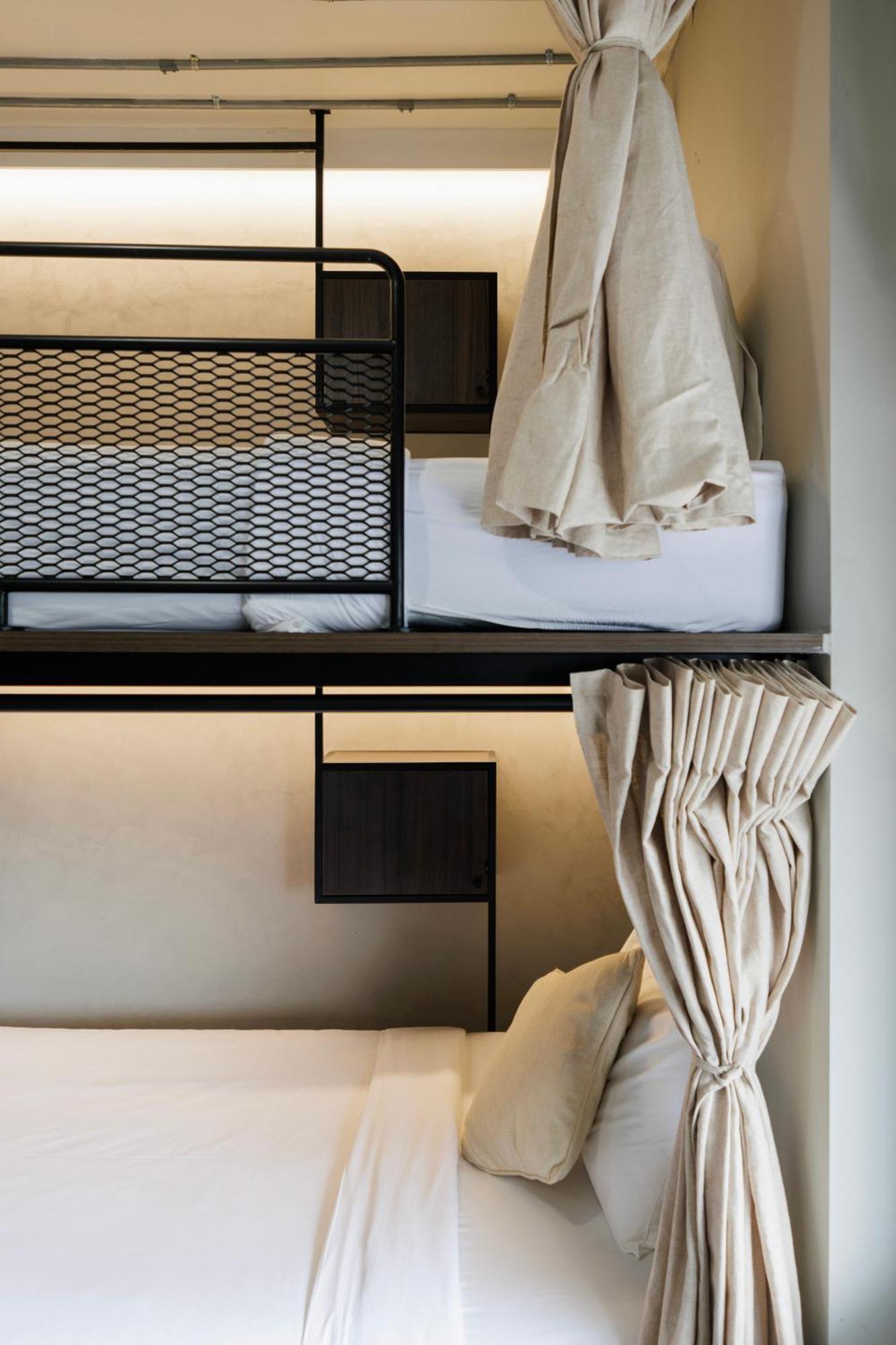Hostal C'house *