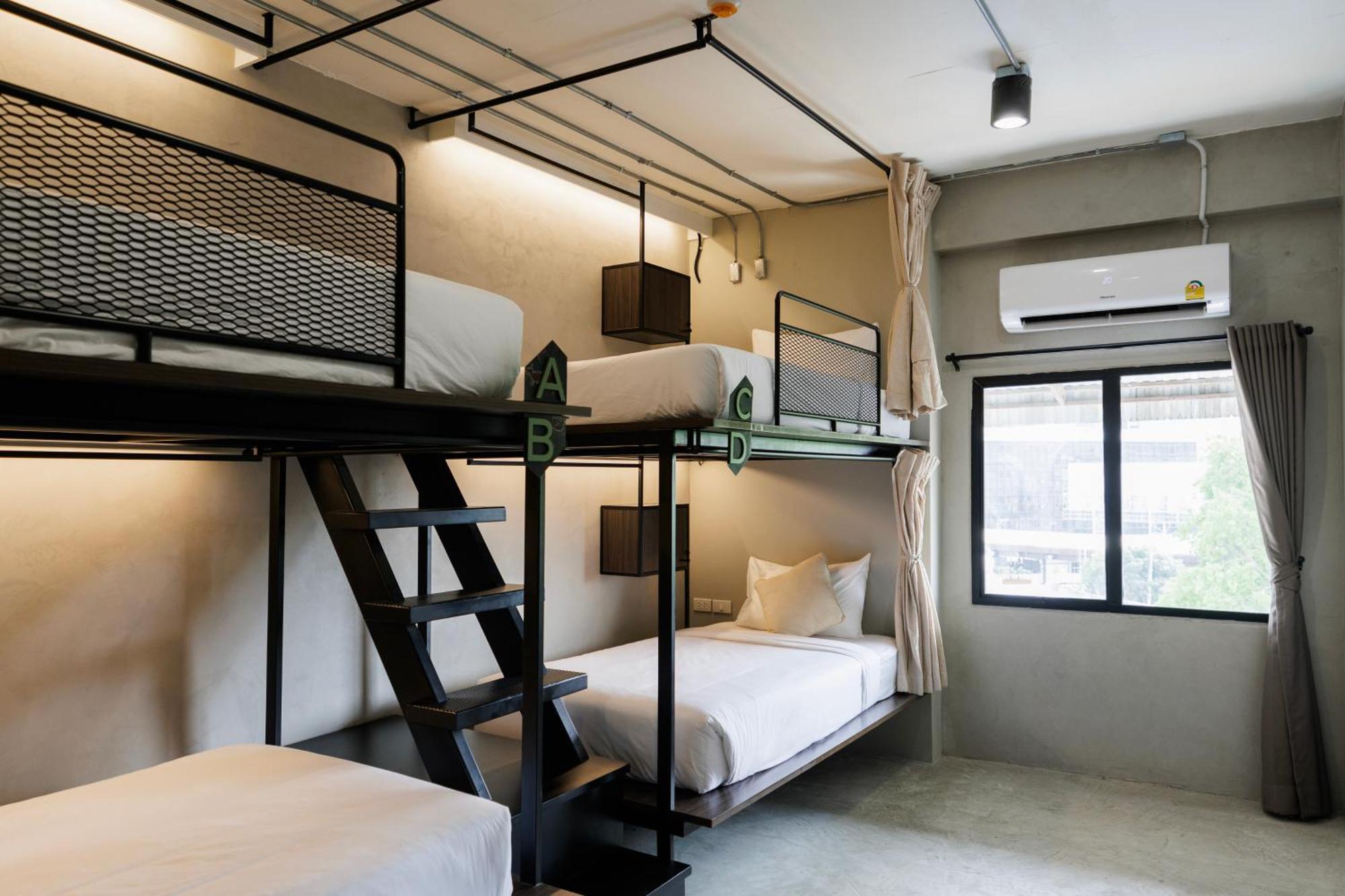 Hostal C'house *
