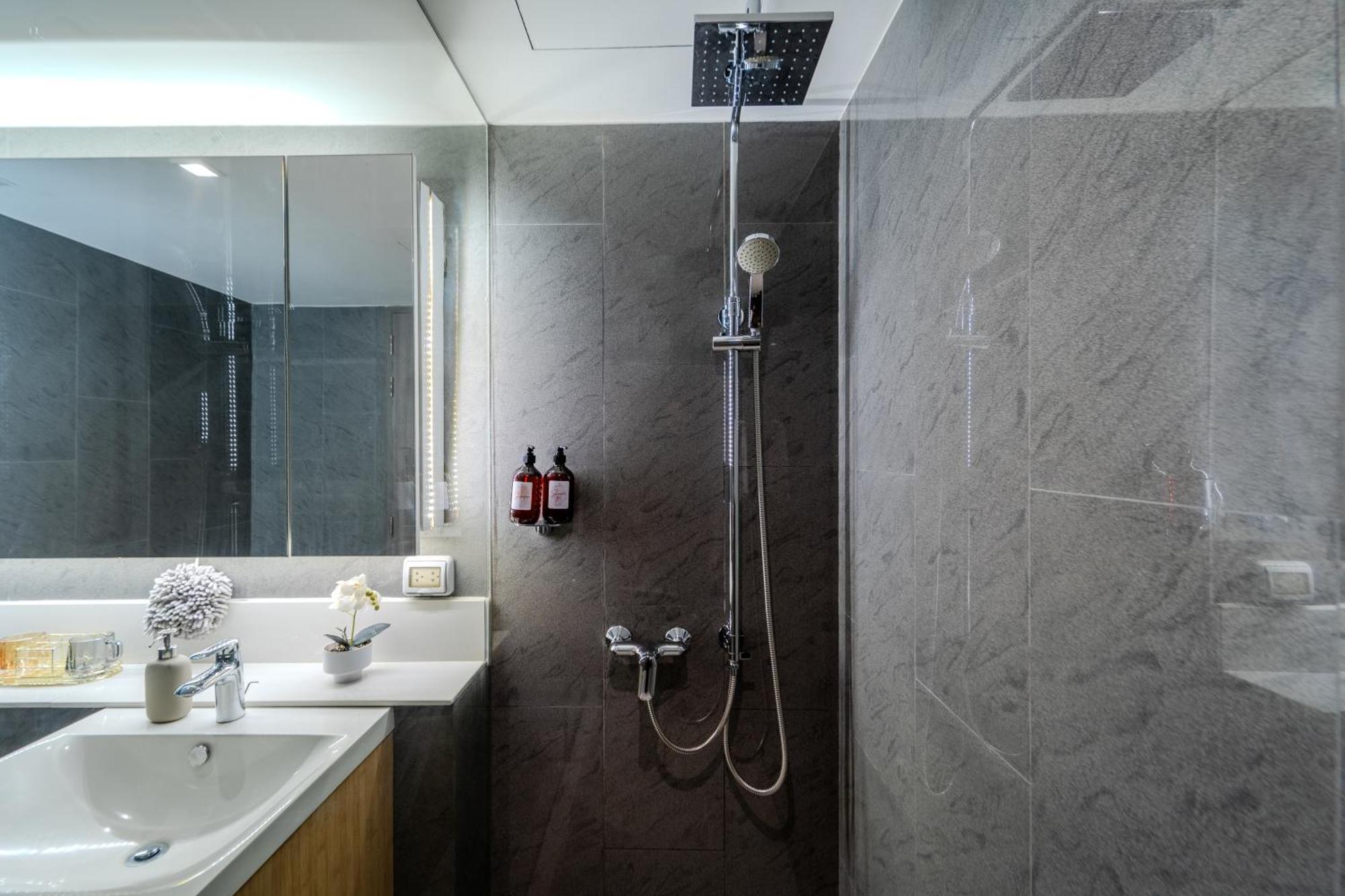 Luxury 2br With Sky Pool & Gym Near Bts Thong Lo Bangkok