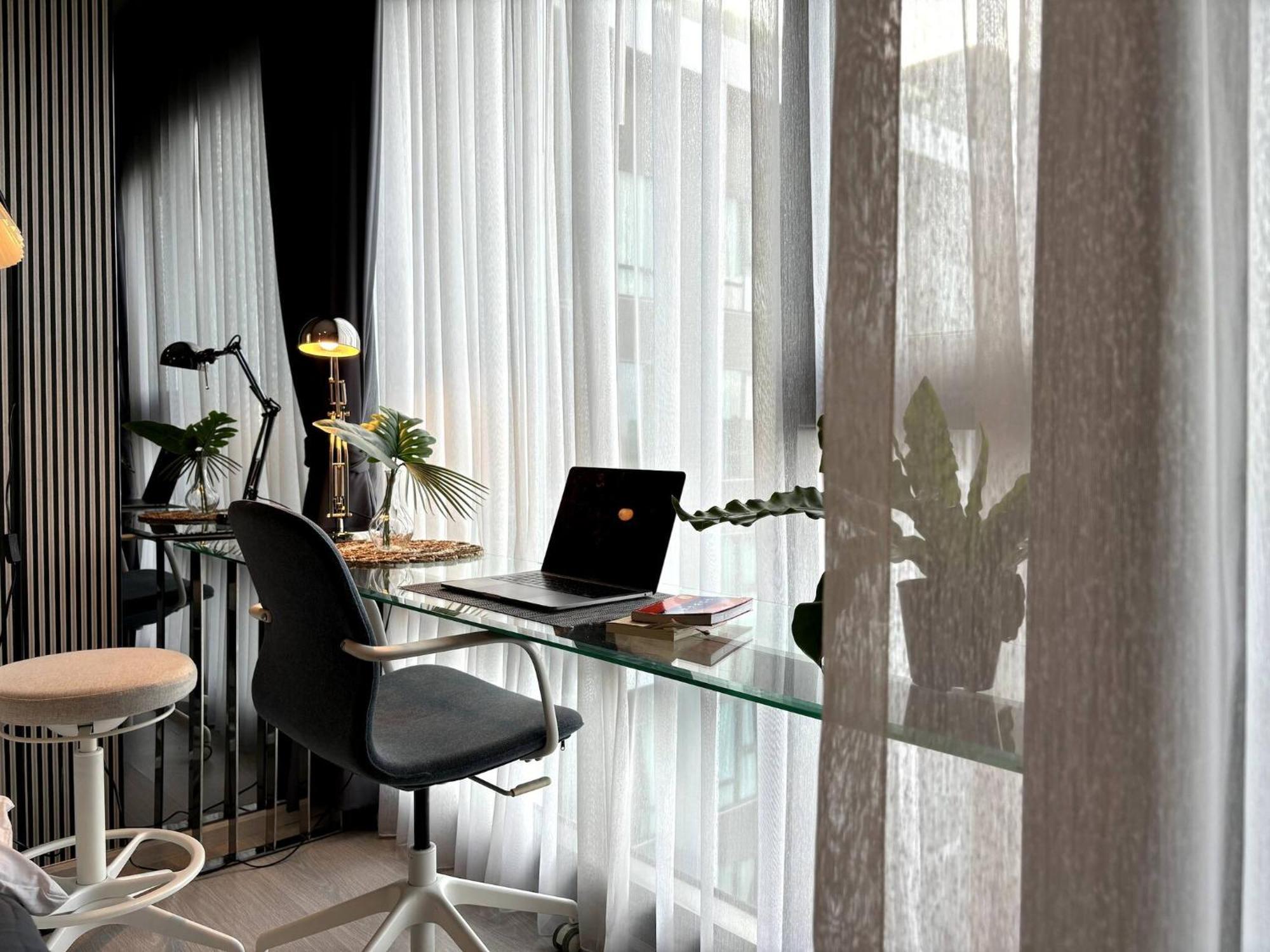 Apartment Oasis: 5 Min To Metro, Pool & Gym, Essentials *