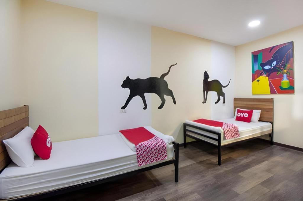 Art Sanamchai Hostel *